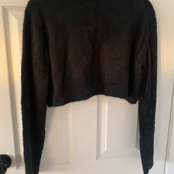 Tiny black cropped sweater. Fluffy material. - Picture 4 of 4